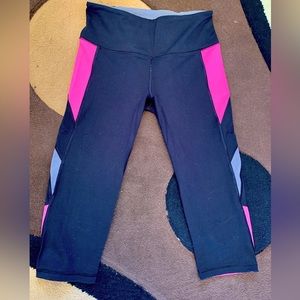 Victoria’s Secret cropped zipper pocket leggings xs / s